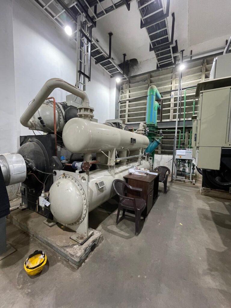 Horizontal utility equipment and pipe connections