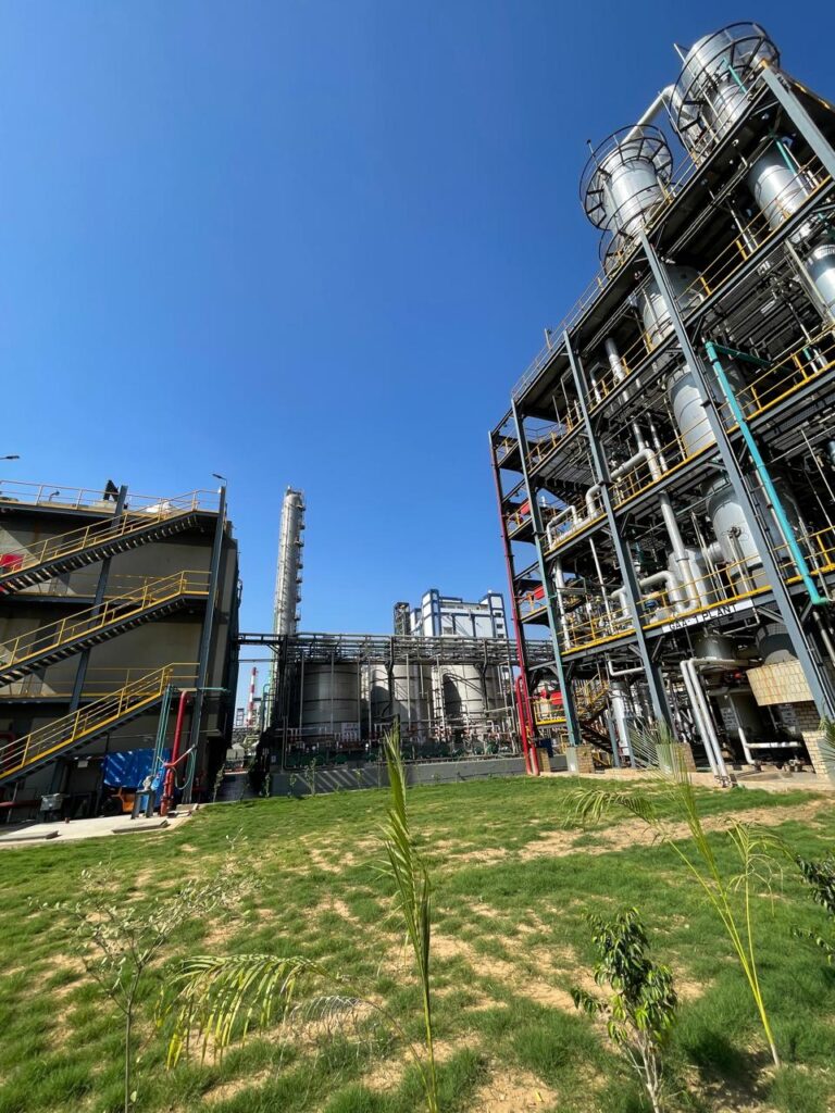 Process columns and equipment structures in daylight
